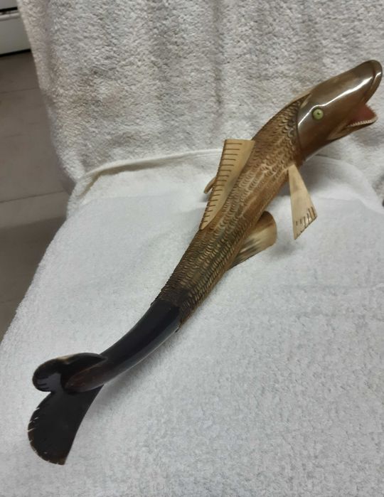 Antiga e curiosa Escultura em matéria córnea