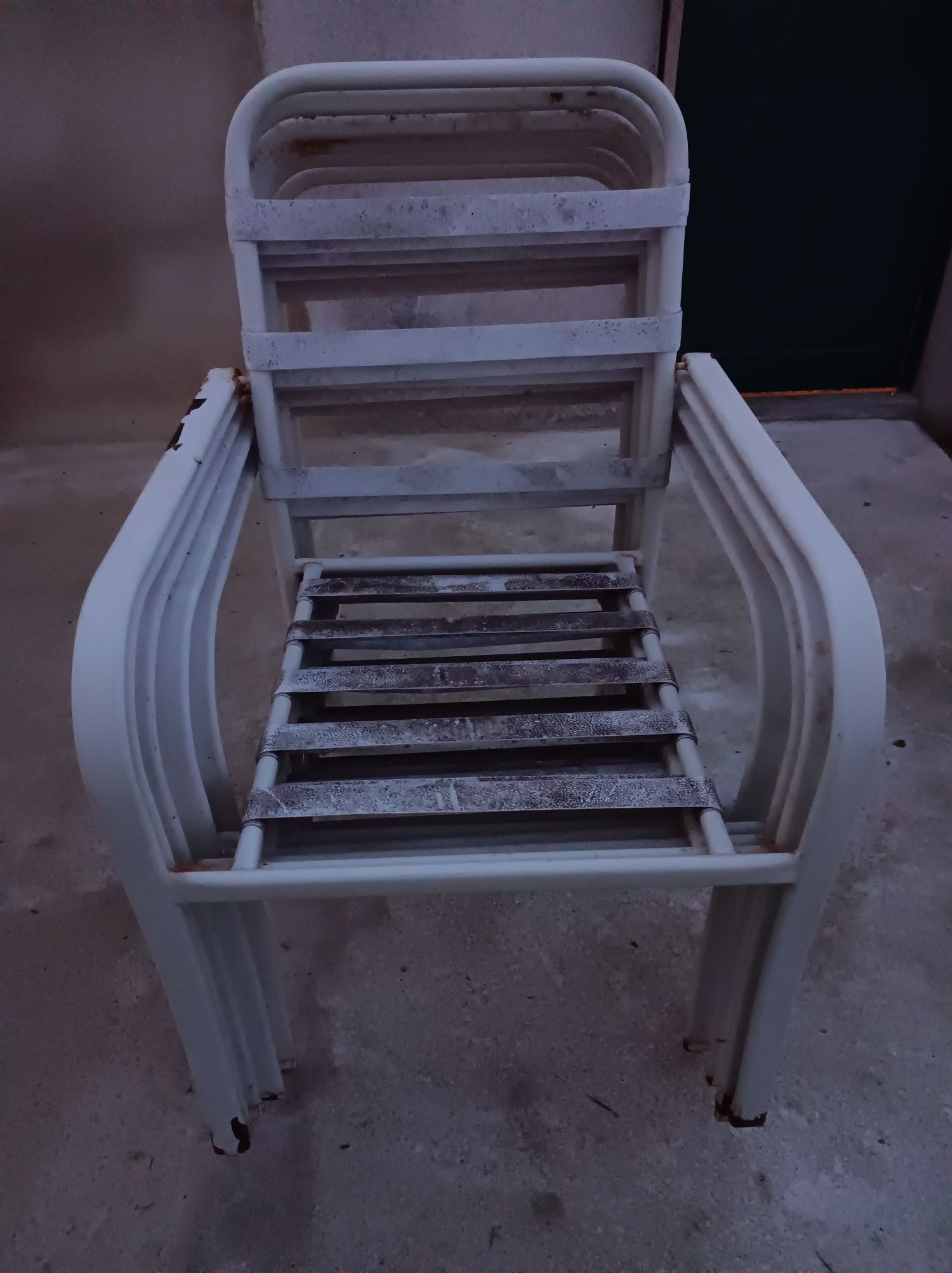 Mesa de jardim com cadeiras