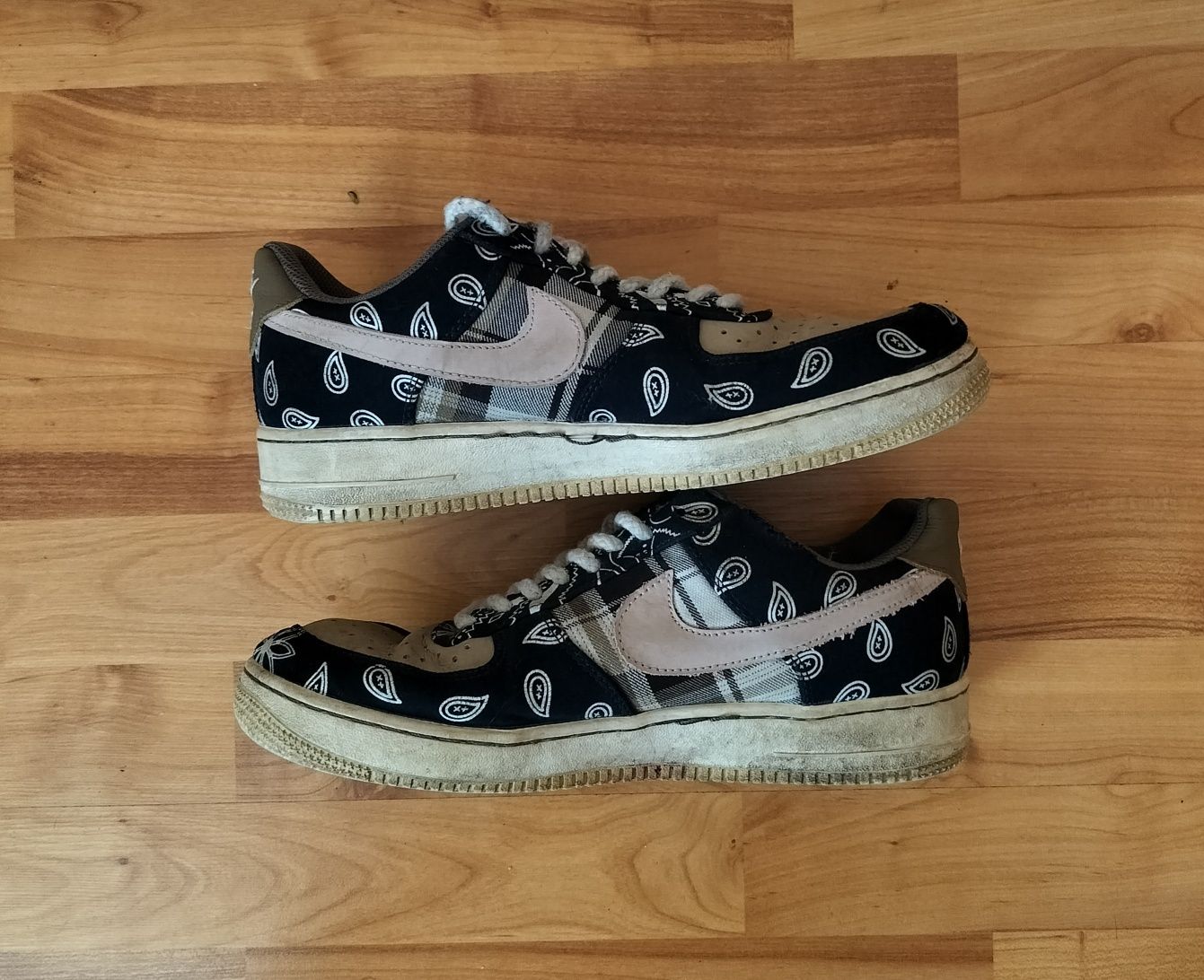 Кроссовки Nike SB Dunk low Travis Scott светятся в темноте