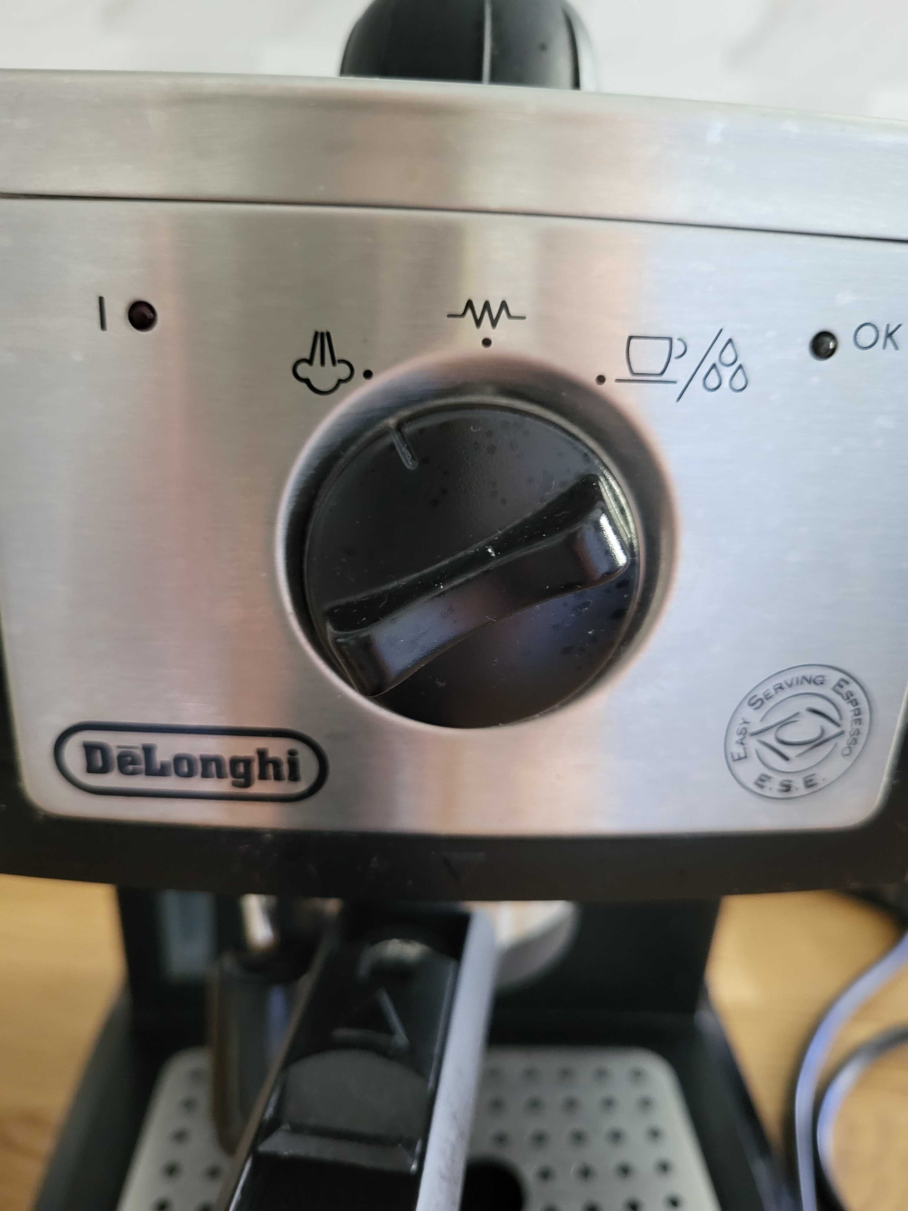 ekspres do kawy kolbowy, ze spieniaczem do mleka DeLonghi EC156.B