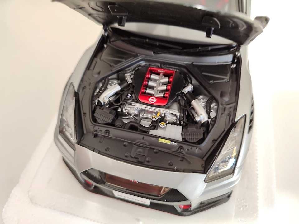 1/18 AutoArt Nissan GT-R NISMO Special Edition Prateado