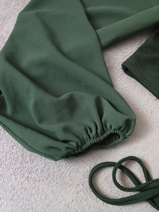 Elegancka zielona bluzka top z bufiastymi rękawami na święta