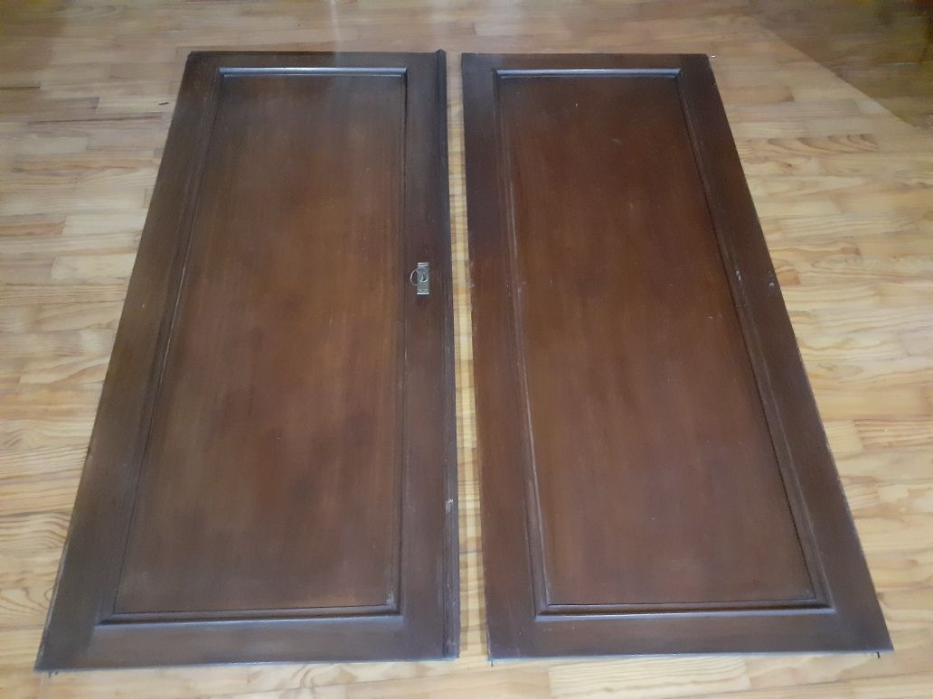 Duas portas de roupeiro antigas de madeira cerejeira.