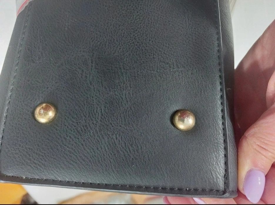 Mala preta em couro sintético