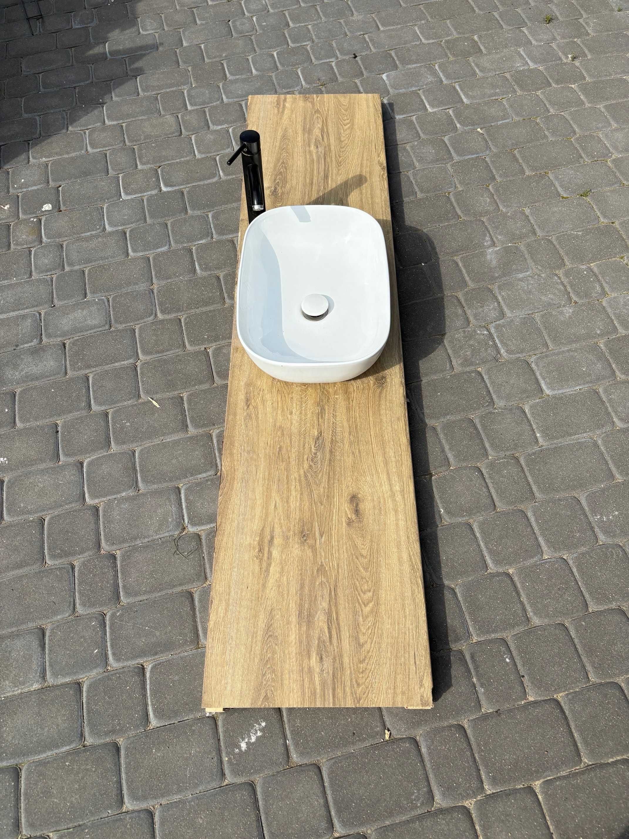 umywalka z baterią i blatem
