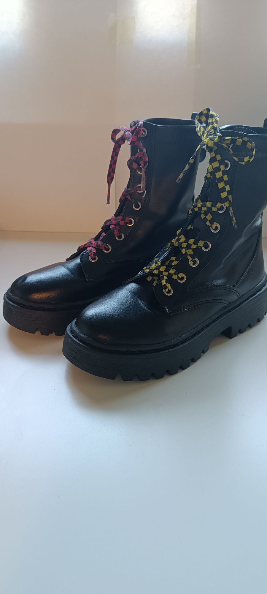 Botas pretas + atacadores amarelo e vermelho