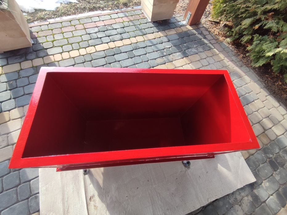 Wanna stalowa z kółkami oraz kranem spustowym.