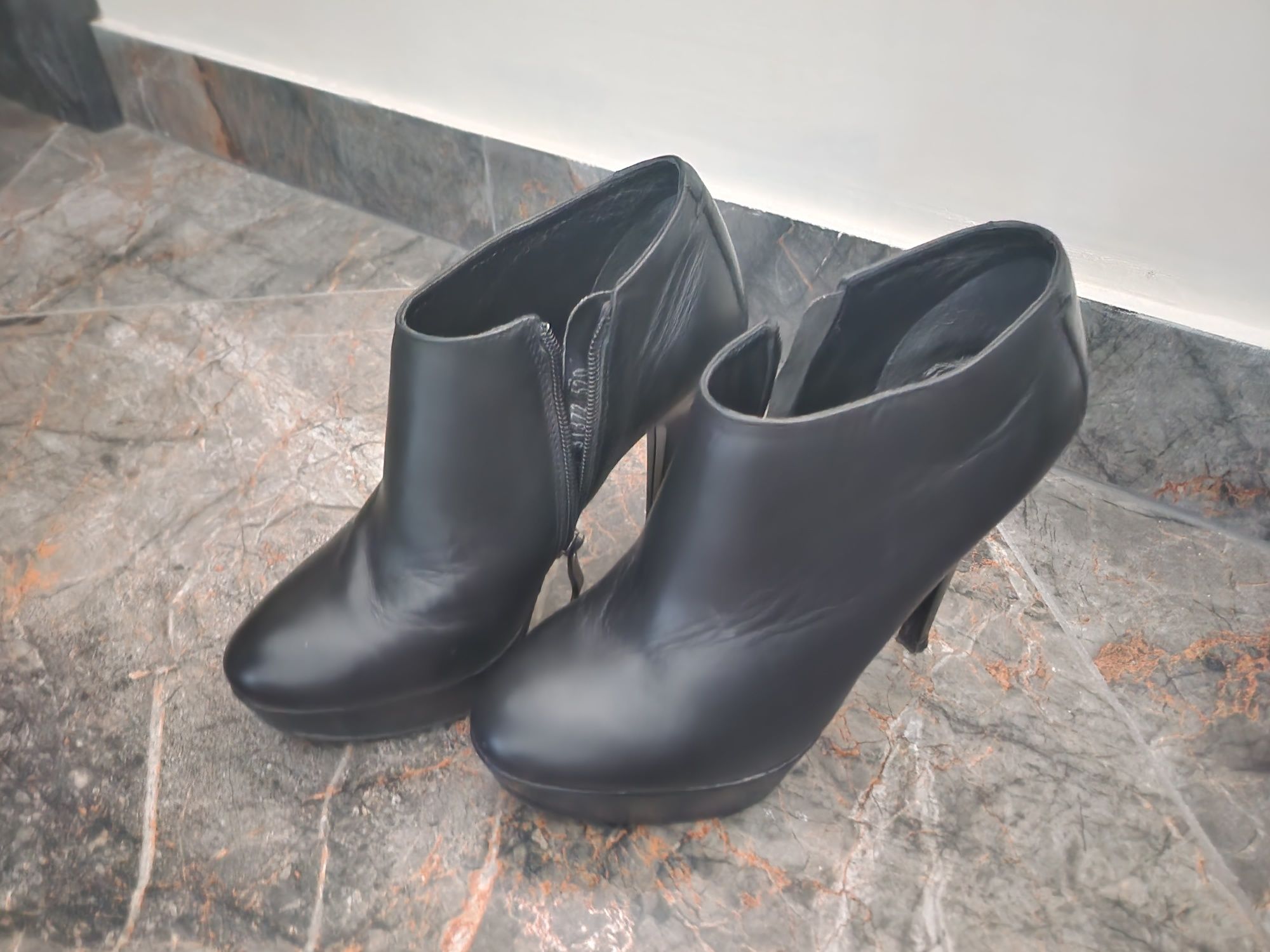 Buty sjorzane na obcasie