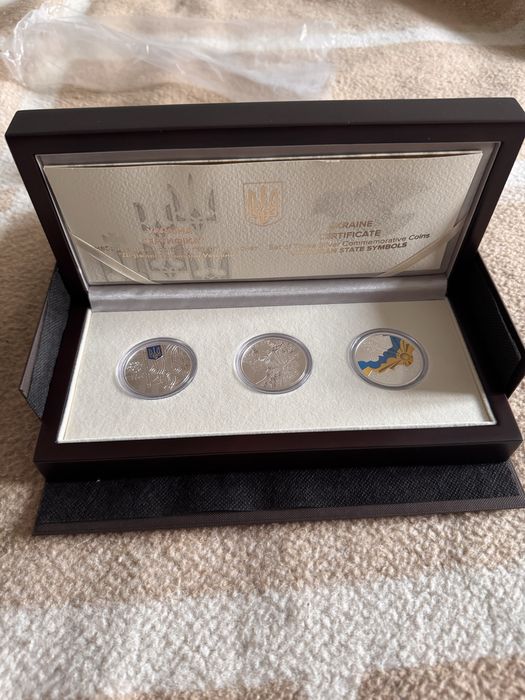 У наявності срібний набір`Державні символи України`у футлярі