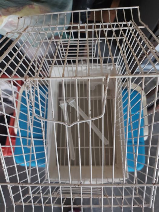 Gaiola pequena branca