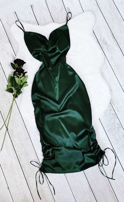 Elegancka Sukienka Satynowa Butelkowa Zielona Drapowana Regulowana M