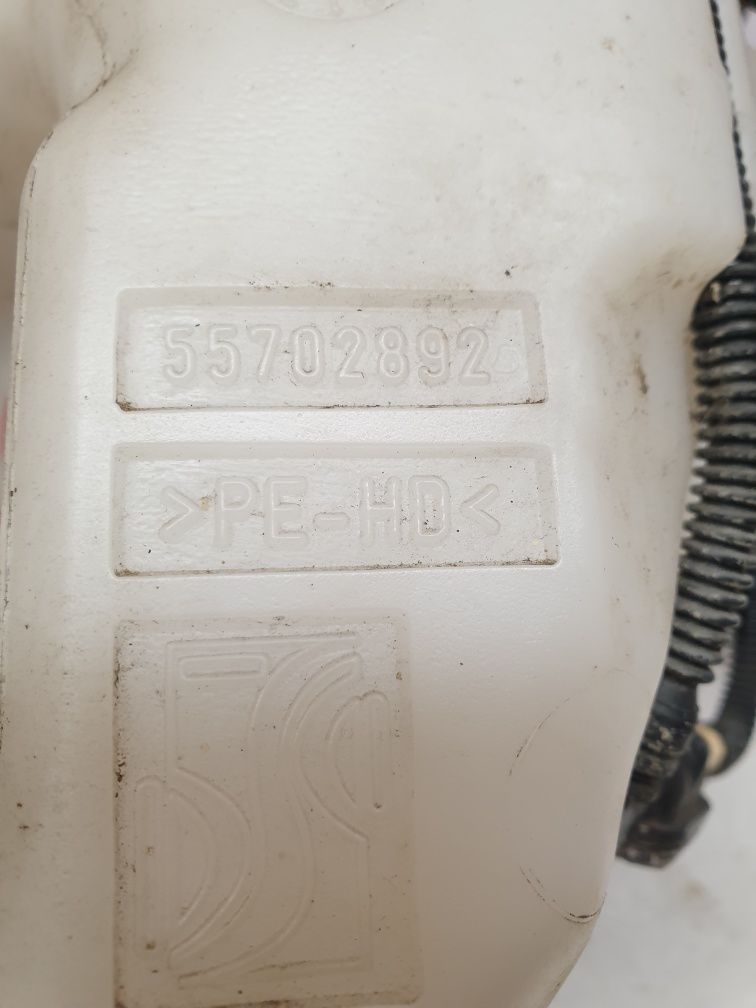 Opel Corsa D zbiorniczek spryskiwaczy pompka zbiornik