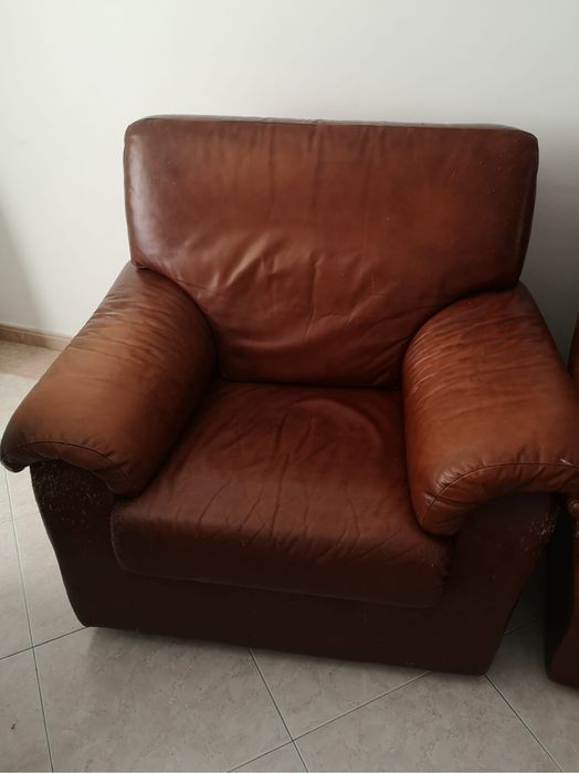 Conjunto sofá + 2 cadeirões em pele