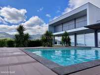 Moradia de Luxo com Vista Mar e Serra – Um Refúgio Contemporâneo nos A