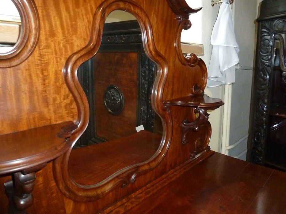 Ozdobna neobarokowa komoda z lustrem z początku XX w