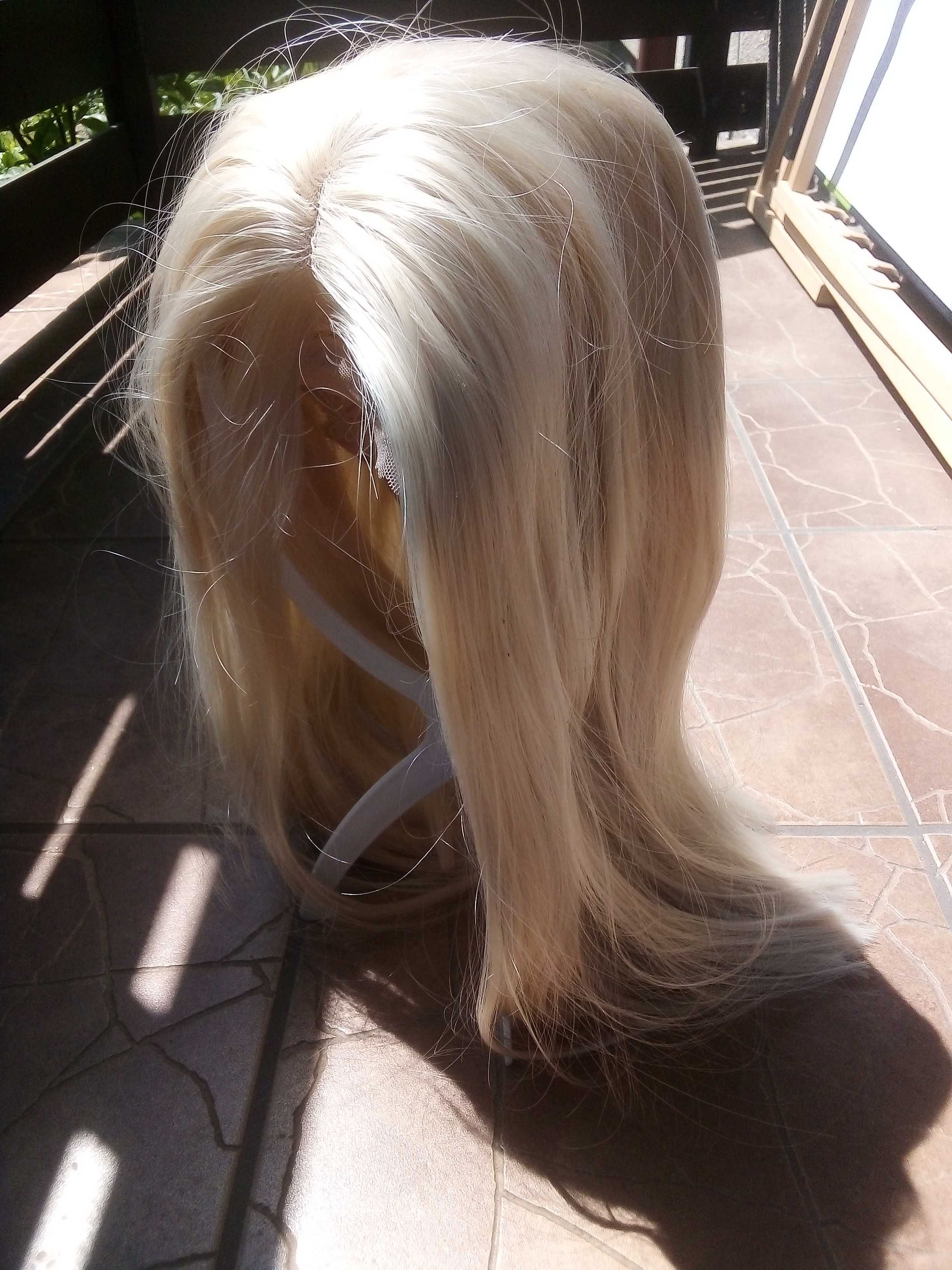 Peruka  nieużywana jasny blond elegancka efektowna.