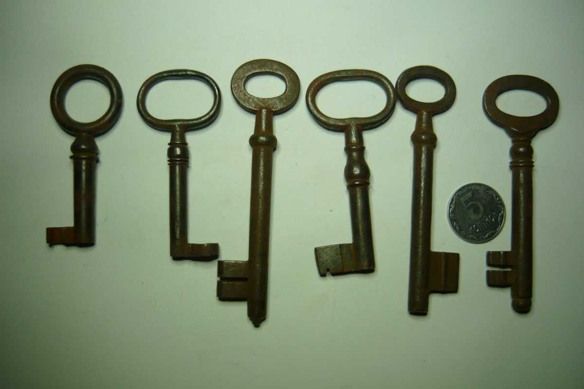 Коллекция ключей конец XIX начало XX века найдены в домах Ленинграда