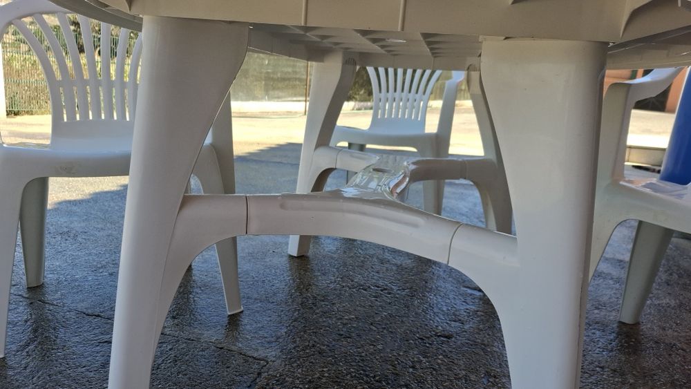 Mesa oval + 3 cadeiras em resina