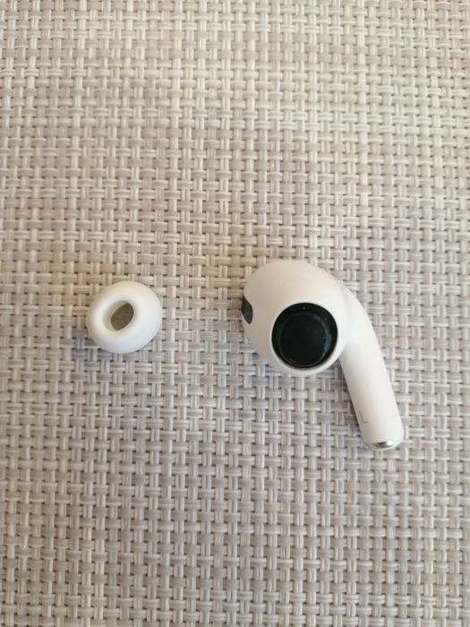Лівий навушник AirPods Pro
