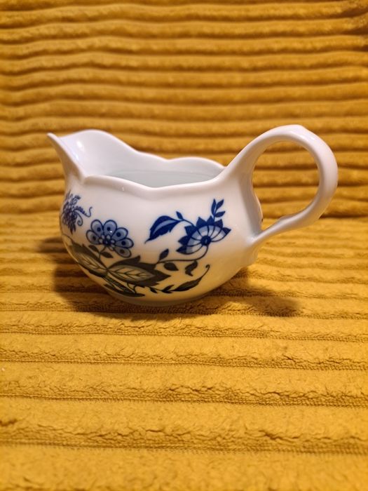 Sosjerka z granatową aplikacją