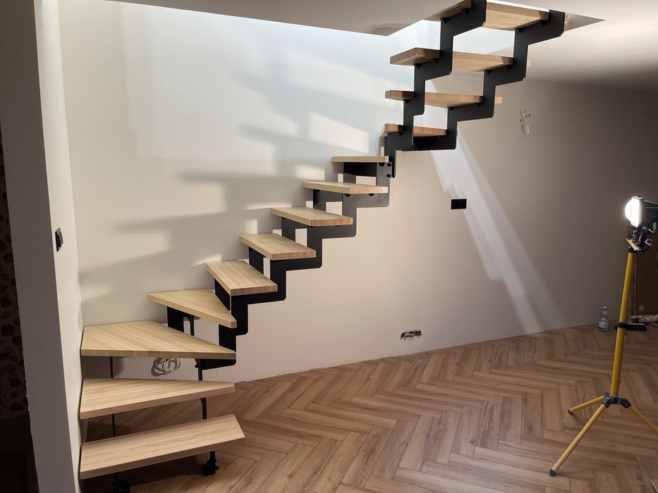 Schody drewniane ażurowe. Drewno metal. Konstrukcja metalowa stalowa