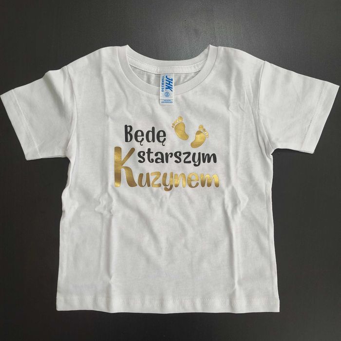 Nowa koszulka dziecięca z kr. rękawem r.2 JHK "Będę starszym kuzynem"