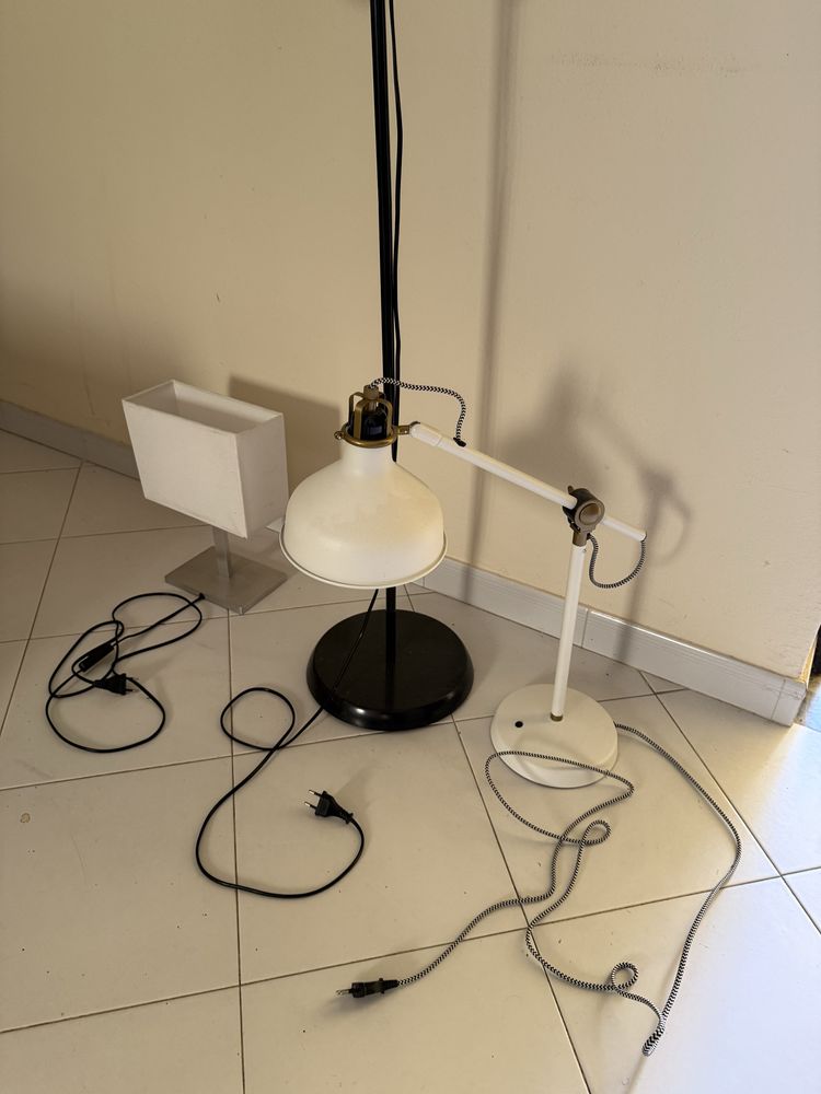 Candeeiros Ikea brancos e pretos