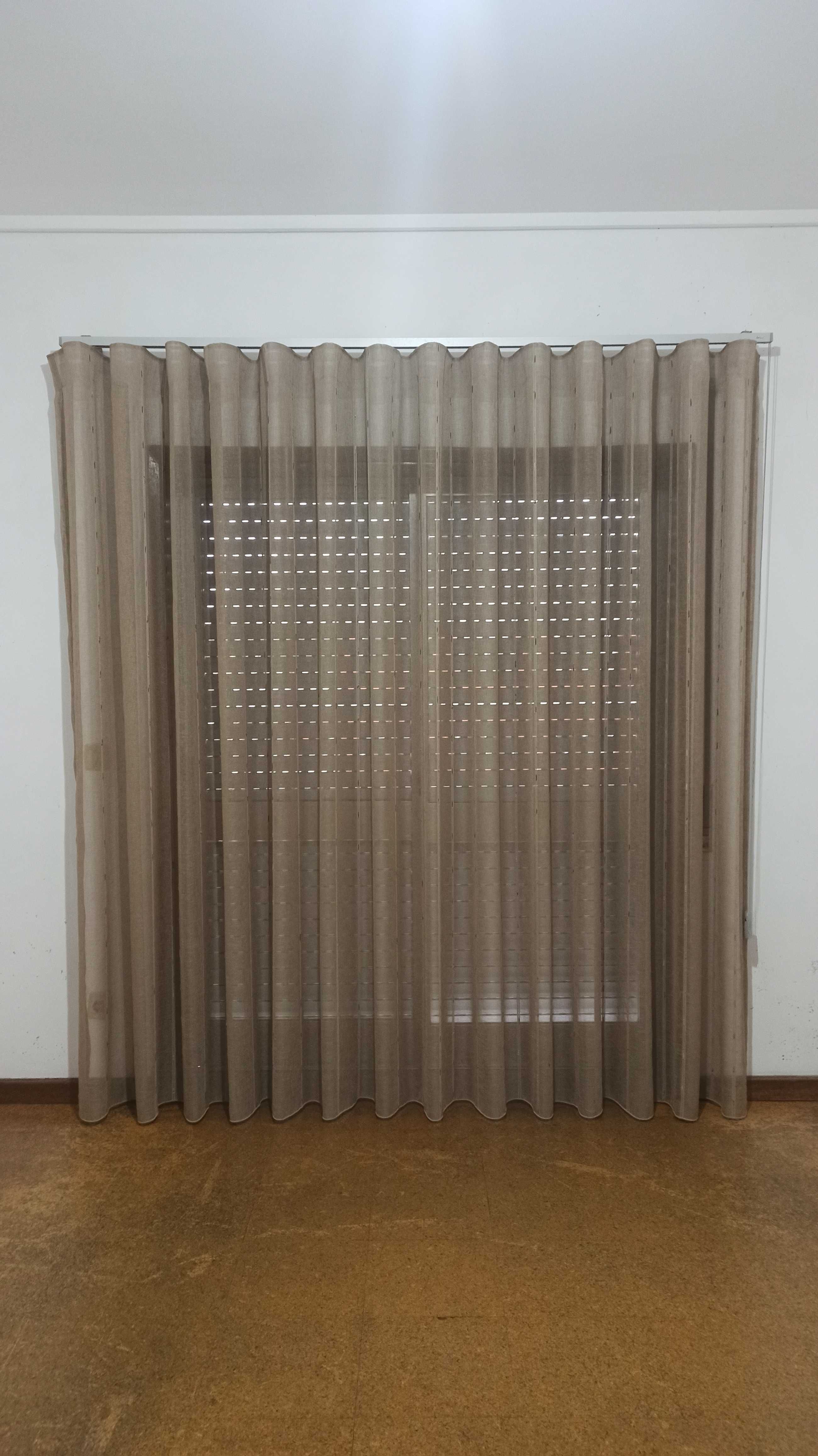 Cortinas com ligeira transparência