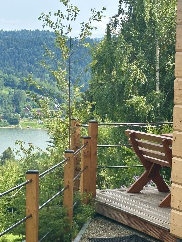 Domki w Bieszczadach nad Soliną z widokiem na Jezioro Solińskie i góry