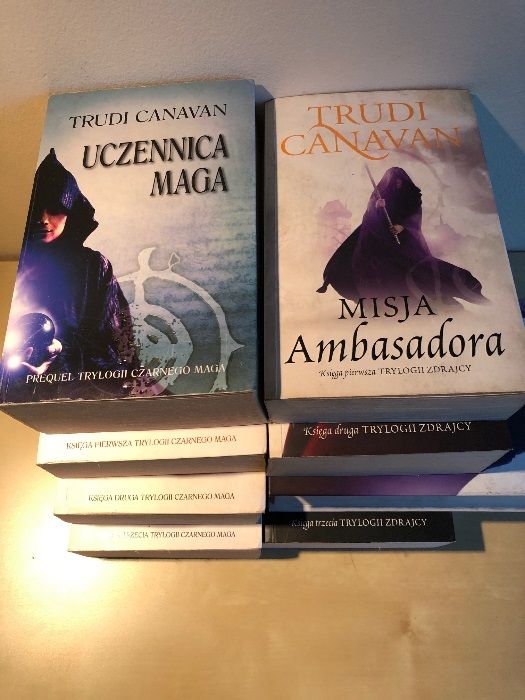 Trudi Canavan, Trylogia Czarnego Maga, całość i prequel, razem 4 tomy.