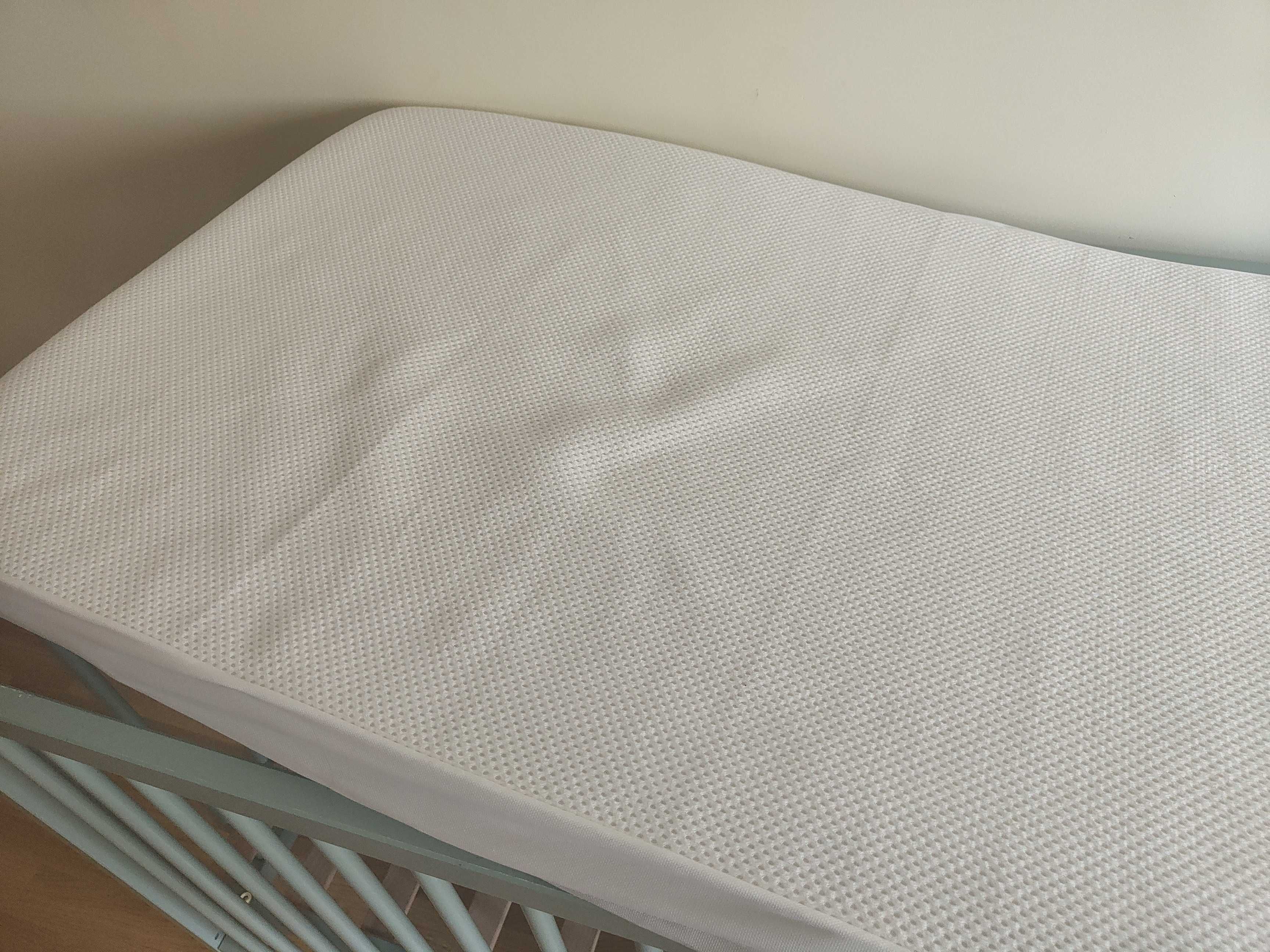 Cama de grades mokee com colchão e gaveta