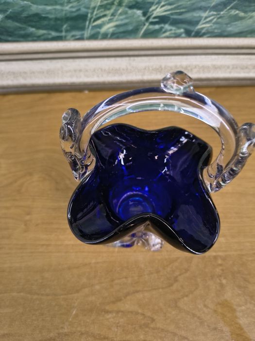 Szklany koszyczek dekoracyjny – ręcznie formowane szkło, kobaltowy