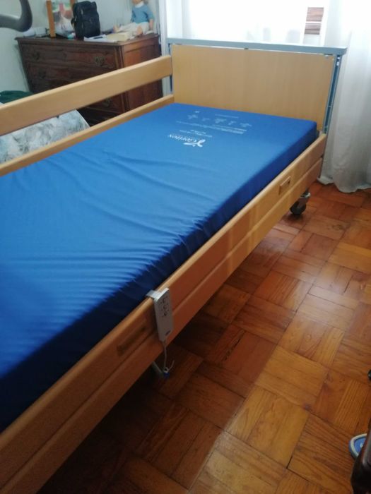 Cama elevatória elétrica Invacare e colchão antiescara. Menos 6 meses