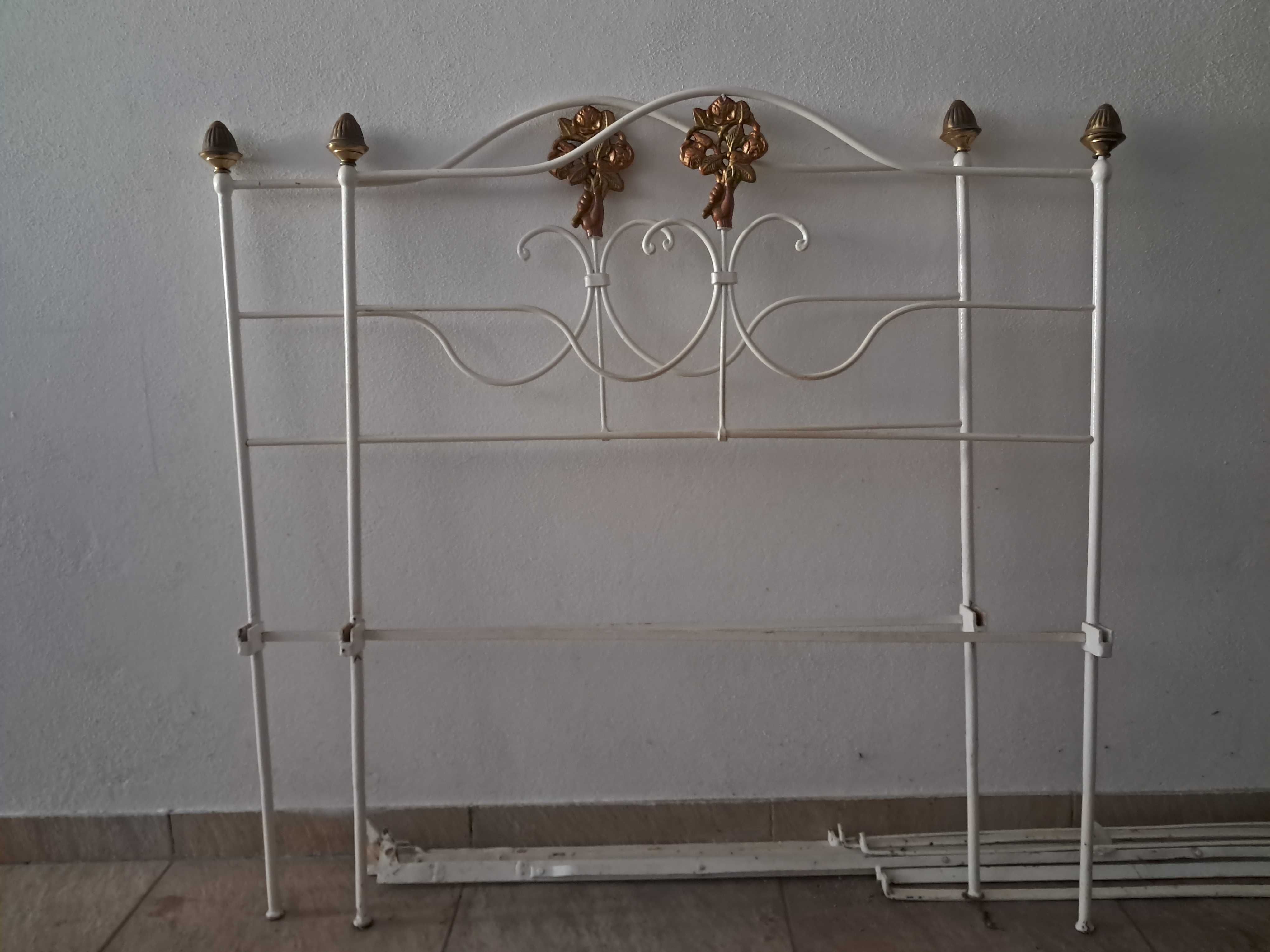 Cama de ferro antiga