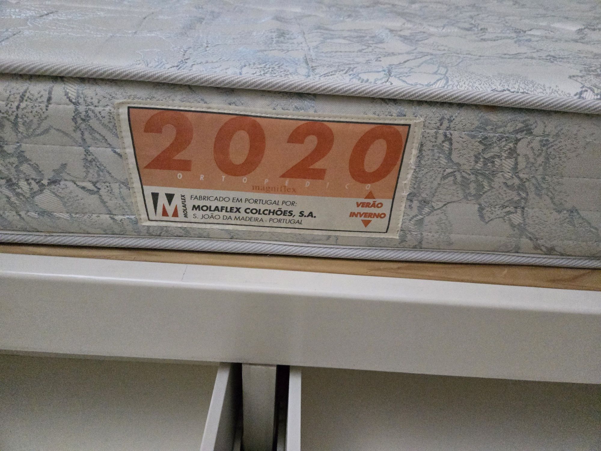 Cama corpo e meio com colchão