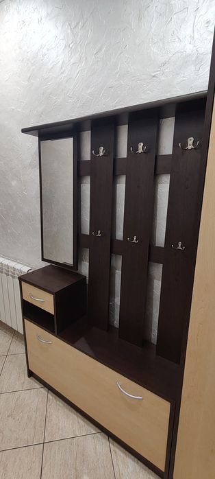 Meble do przedpokoju, ganku, wieszak szafka na buty lustro i szafa.