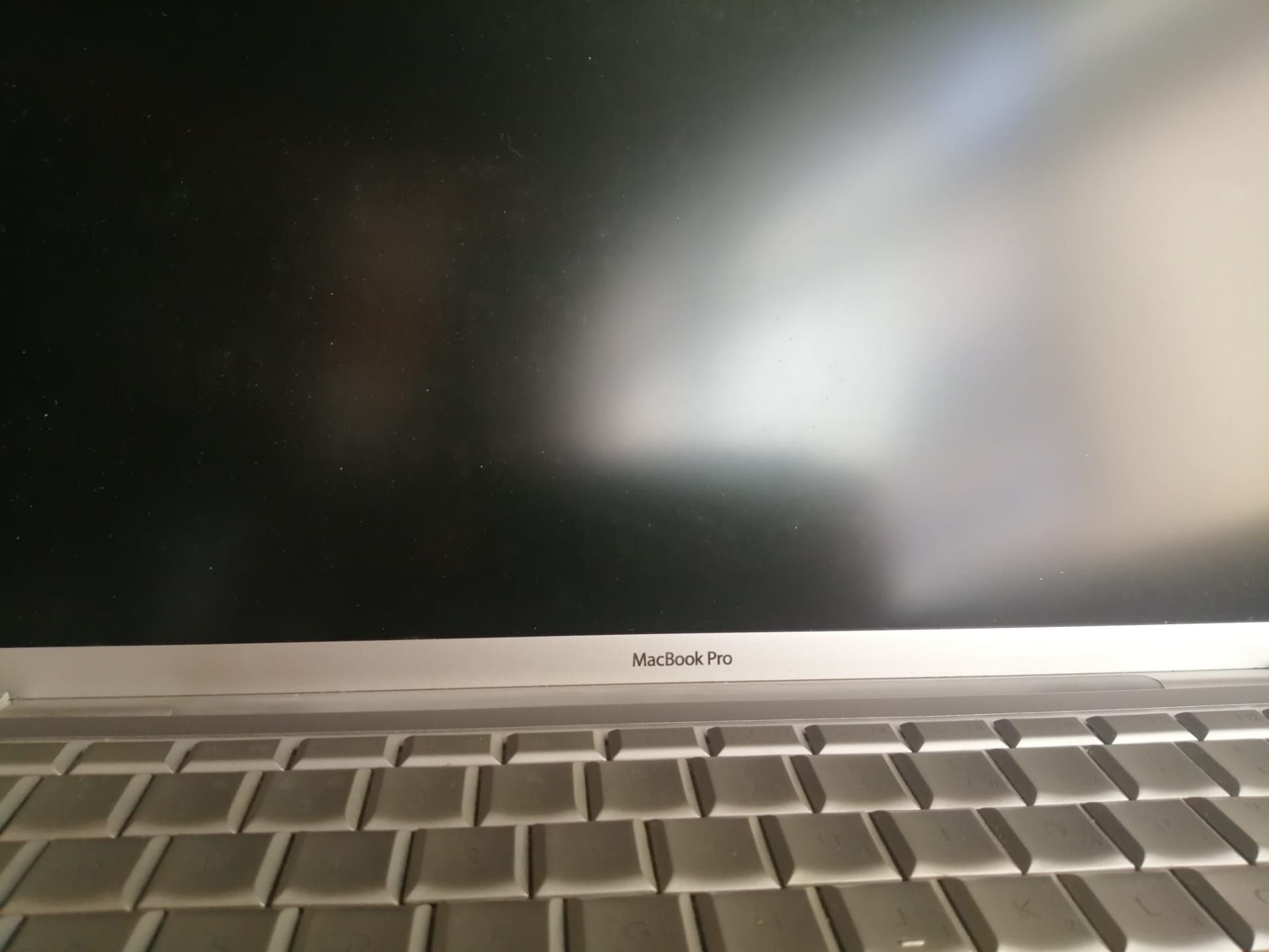 MacBook pro a funcionar  todo em alumínio sem bateria