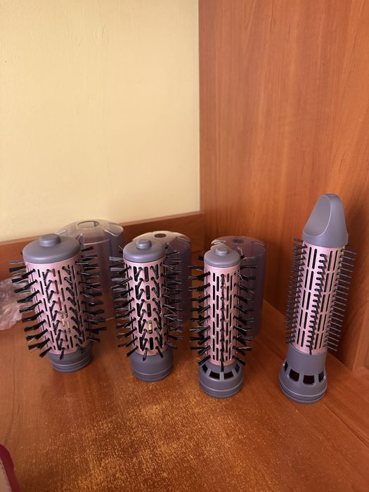 Нова фен-щітка Philips BHA735/00