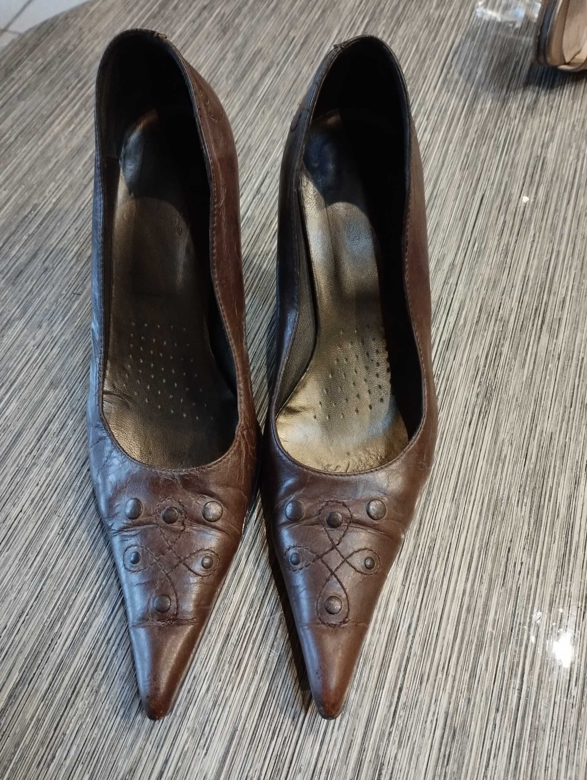 Sapatos castanhos em pele