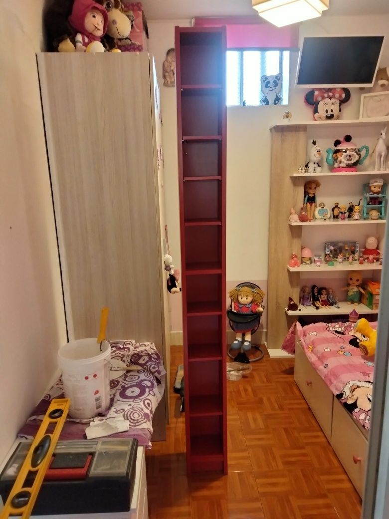 Móvel torre vermelha e uma preta