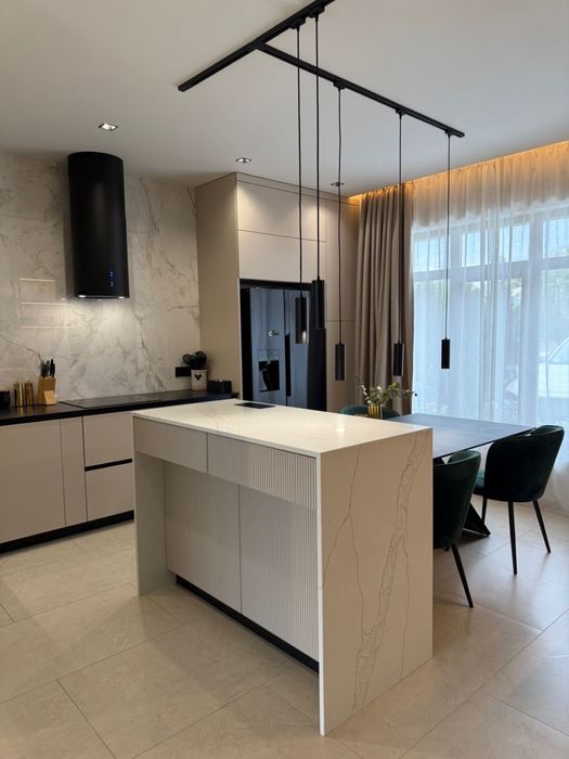 Продаж котеджу з дизайнерським ремонтом та меблями