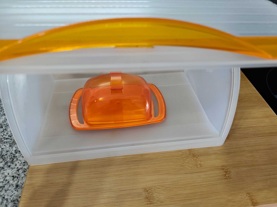 Vendo caixa de pão e manteigueira