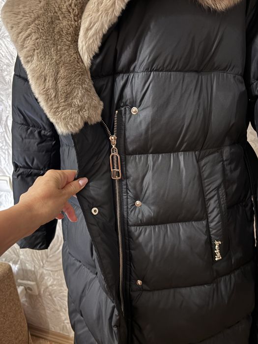 Жіночий зимовий пуховик з натуральним хутром