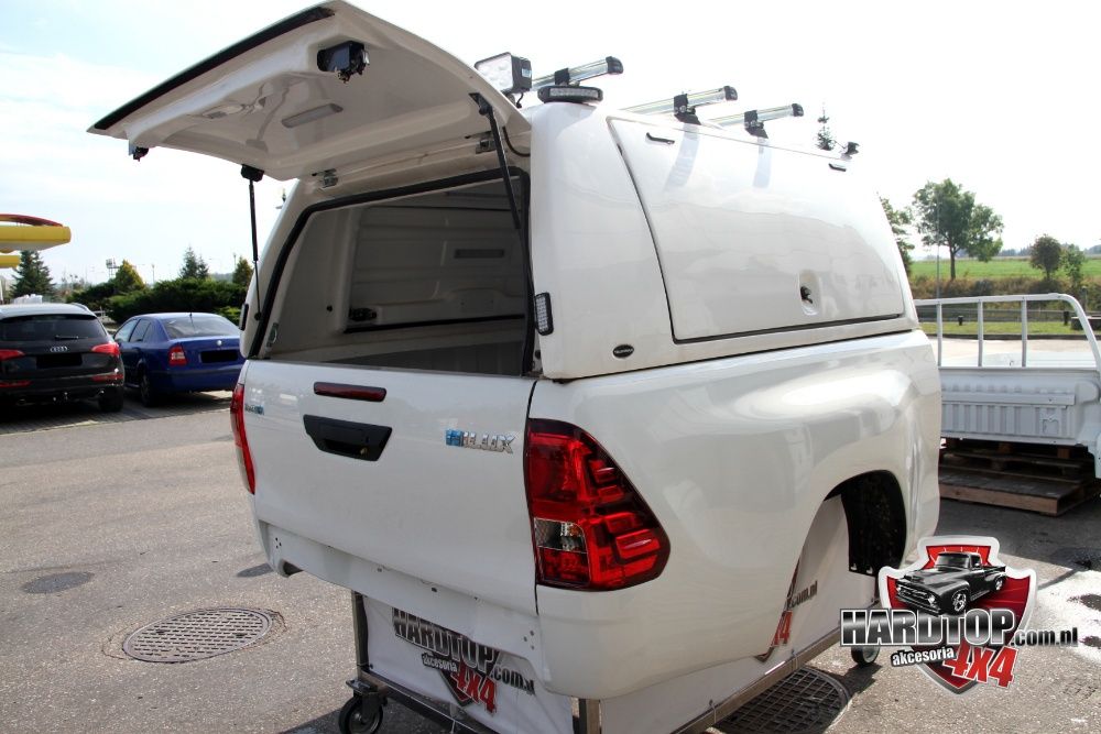 Zabudowa Toyota Hilux 2015 przemysłowa klapy boczne Truckman LED