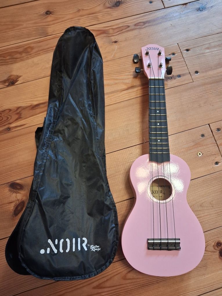 Różowe ukulele ze stroikiem