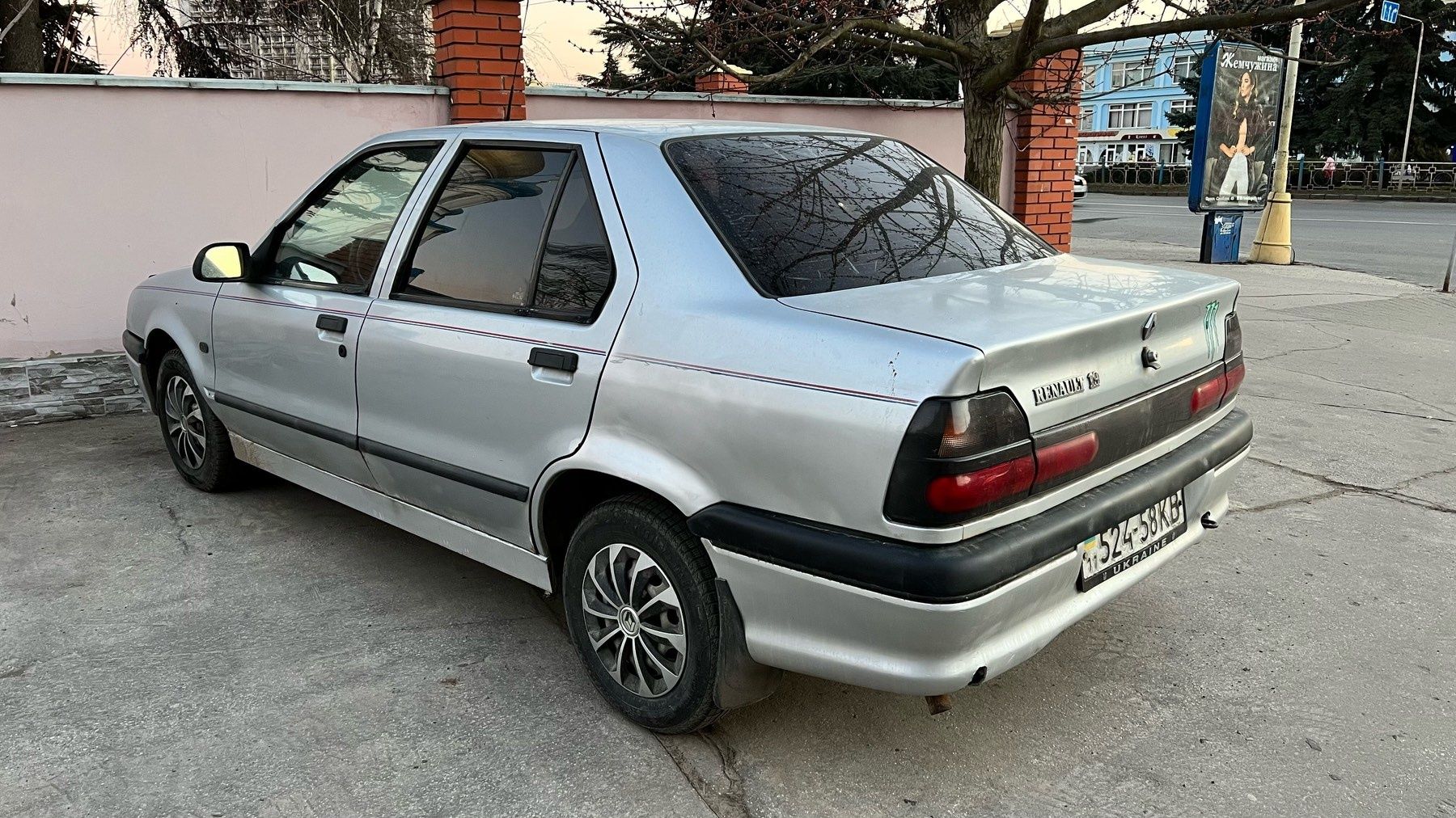 Продам срочно  renault 19  1992р