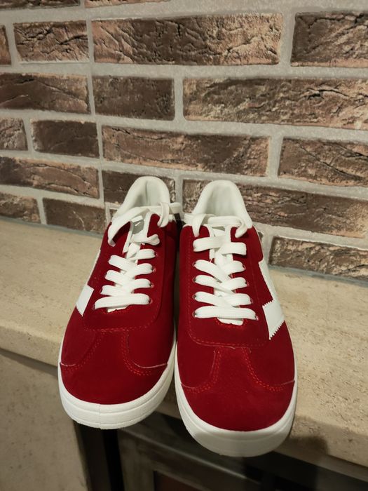 Sapatilhas vermelhas para desocupar.