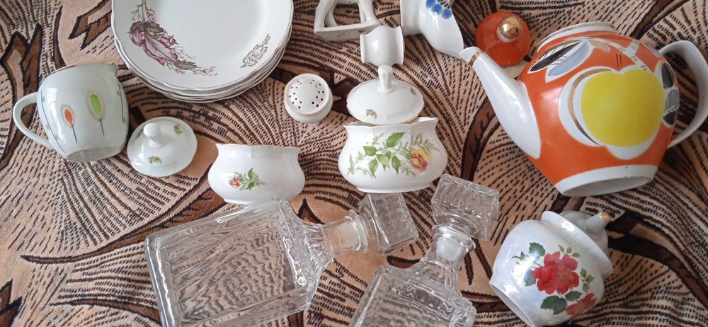 Тарілки, чайник, статуетки
