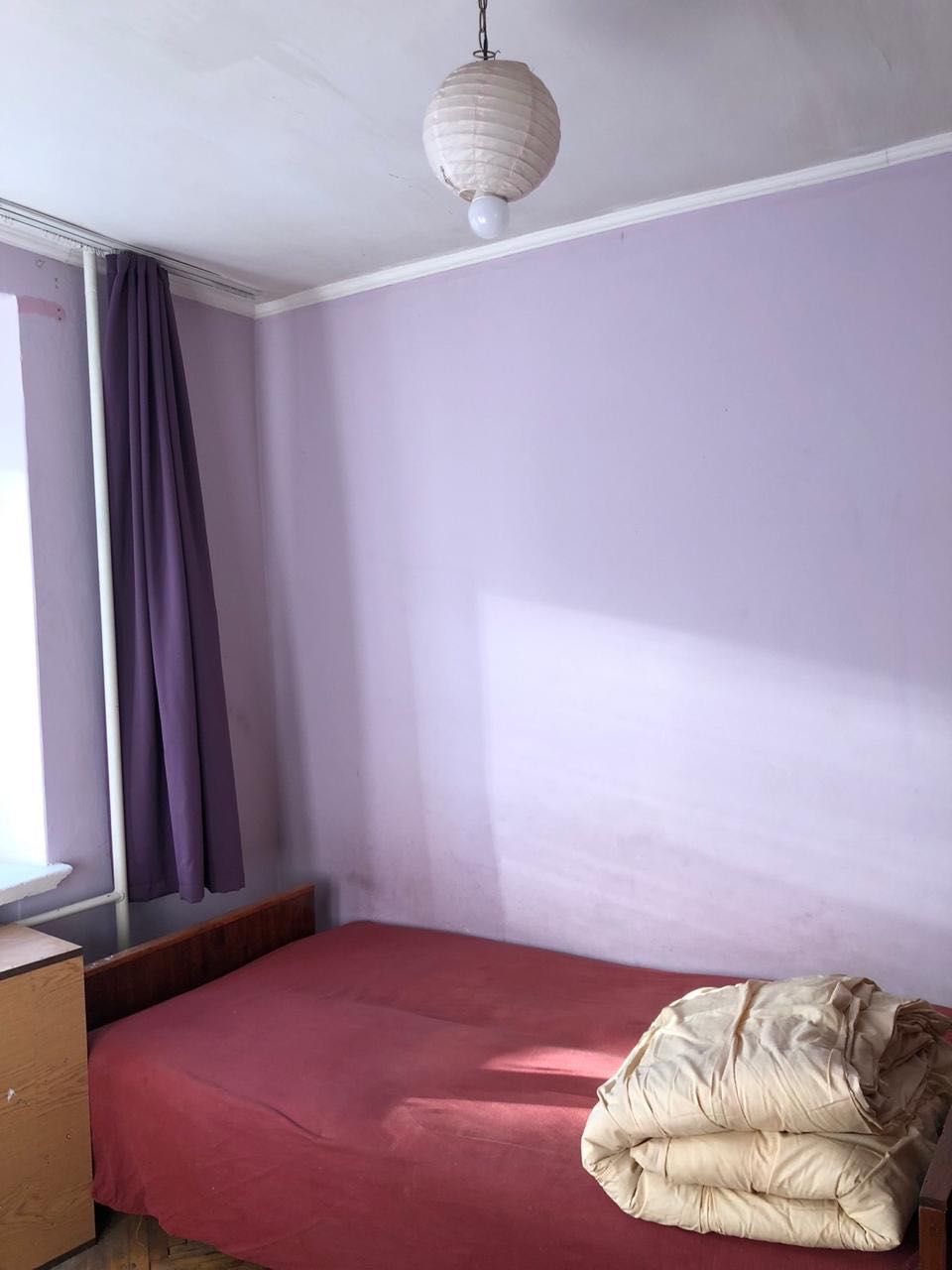 Здається окрема кімната 11 м.кв. в 4-кім. квартирі, близько центру.