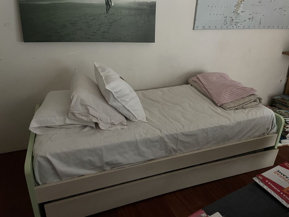 cama solteiro, com cama imbutida em baixo que levanda